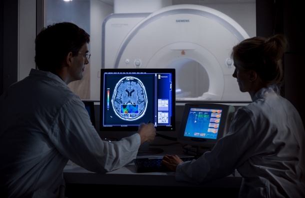 DKFZ-Radiologen beurteilen einen Hirntumor.