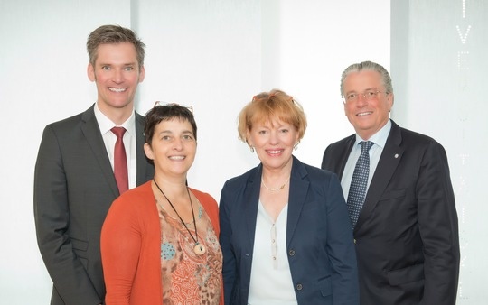 NRW-Gesundheitsministerin Barbara Steffens (2. v. l.) besuchte heute das UK...