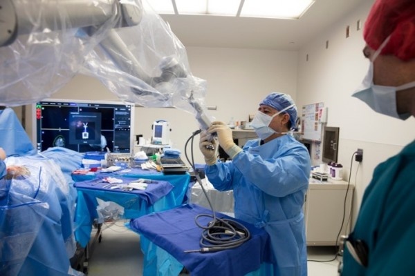 Cedars-Sinai neurosurgeons have begun using a high-definition imaging device to...