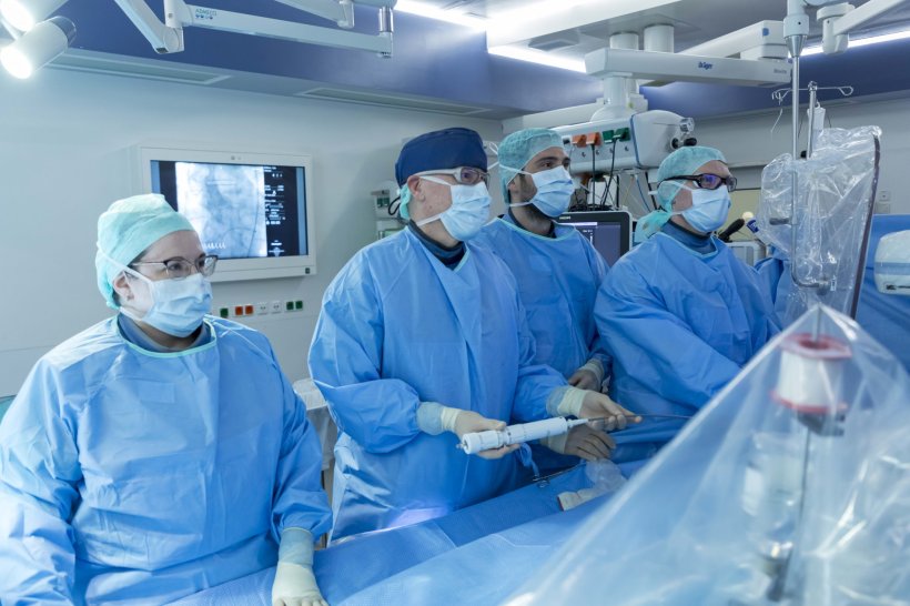 Interdisziplinäres Kardioteam im Hybrid-OP bei der kathetergestützten...
