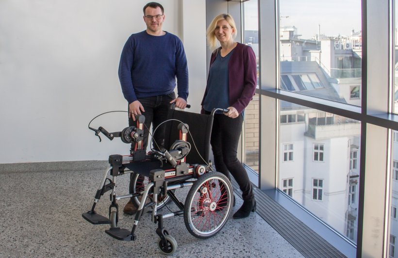 Markus Puchinger und Margit Gföhler mit dem neuartigen Rollstuhl.