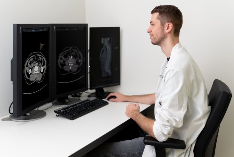 Anhand von CT-Bildern wird ein möglicher Rückgang der Skelettmuskulatur...
