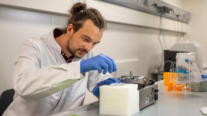 PhD student Philipp Harder produces thousands of new microrobots in the lab.